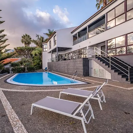 Ample With Pool And Gorgeous Ocean View