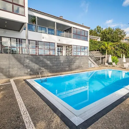 Ample With Pool And Gorgeous Ocean View Funchal
